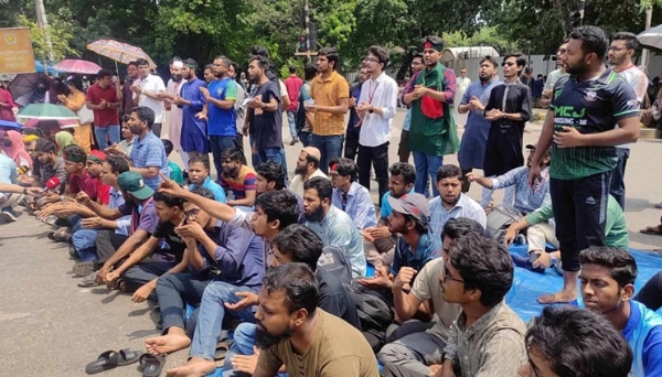 Students of Jagannath University have been protesting at Kakrail Crossing in the capital for three days. Photo: The Daily Star Students of Jagannath University have been protesting at Kakrail Crossing in the capital for three days. Photo: The Daily Star