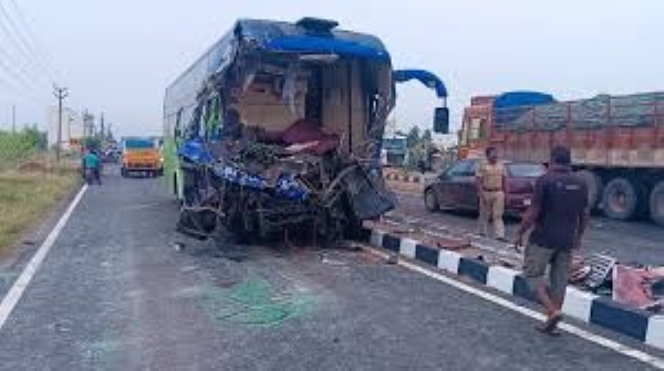 Tragedy on the Road: 4 Killed, Including 8-Year-Old Girl, in Karur Accident Tragedy on the Road: 4 Killed, Including 8-Year-Old Girl, in Karur Accident