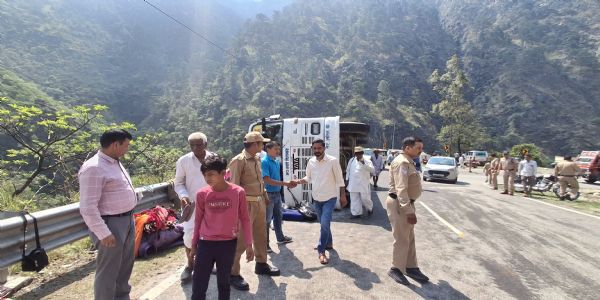 Bus overturns on Gangotri Highway, ten injured