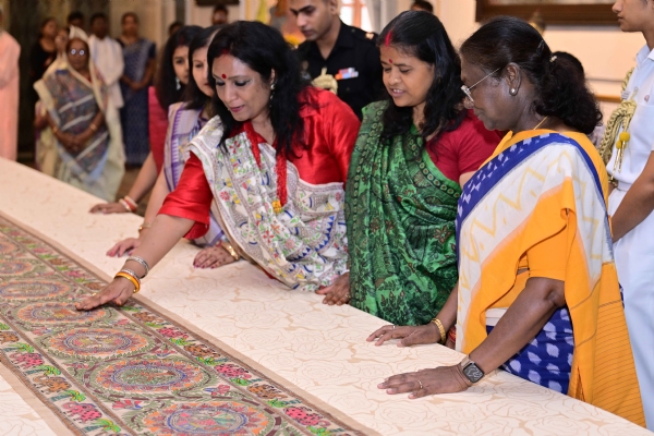 Madhubani and Gond artists visit President Droupadi Murmu