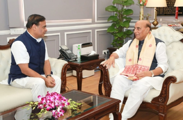 नई दिल्ली में केंद्रीय रक्षा मंत्री राजनाथ सिंह से मुलाकात करते हुए असम के मुख्यमंत्री डॉ हिमंत बिस्व सरमा।
