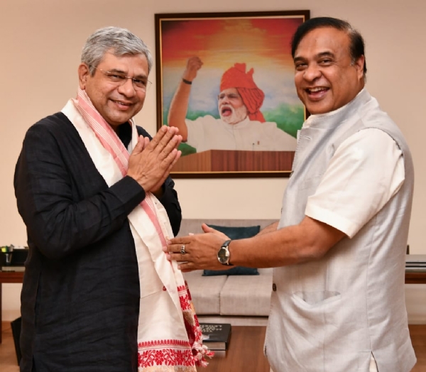 असम के मुख्यमंत्री डॉ. हिमंत बिस्व सरमा मंगलवार को नई दिल्ली स्थित रेल भवन में केंद्रीय रेल मंत्री अश्विनी वैष्णव से मुलाकात के दौरान।