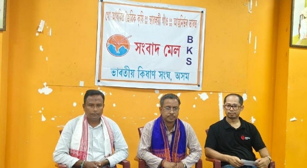 गुवाहाटी के भरलुमुख स्थित आलोक भवन में संवाददाता सम्मेलन को संबोधित करते हुए भारतीय किसान संघ के प्रदेश संगठन सचिव कृष्णकांत बोरा।