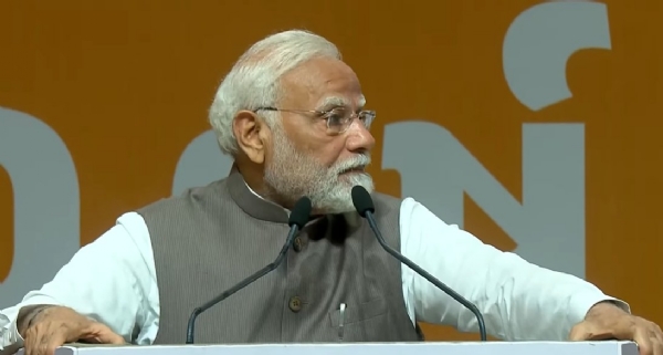 Prime Minister Narendra Modi addressing the Gujarat program.