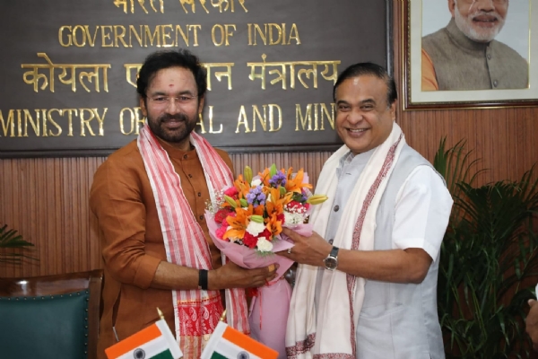 असम के मुख्यमंत्री डॉ हिमंत बिस्व सरमा केंद्रीय कोयला एवं खान मंत्री से  मुलाकात के दौरान।