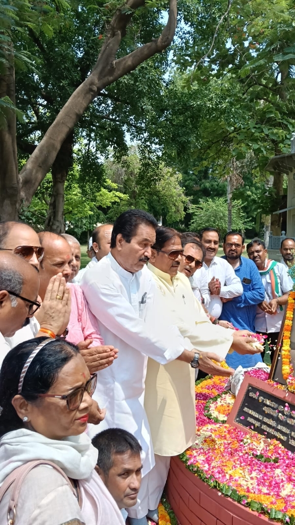 Glowing tributes paid to Pandit Nehru by Congmen at Anand Bhawan