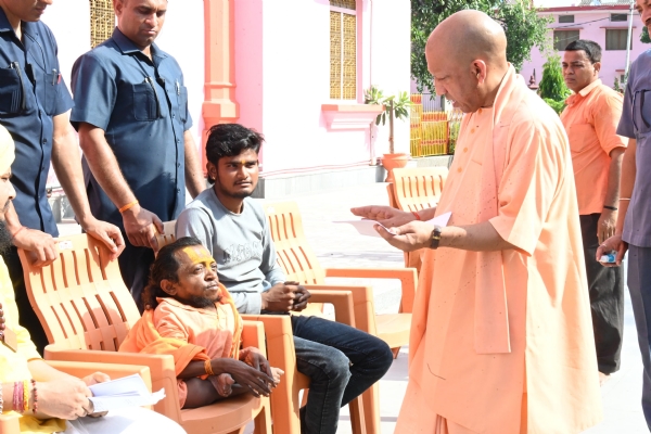 Disabled priest of Kannauj temple met CM during Janta Darshan