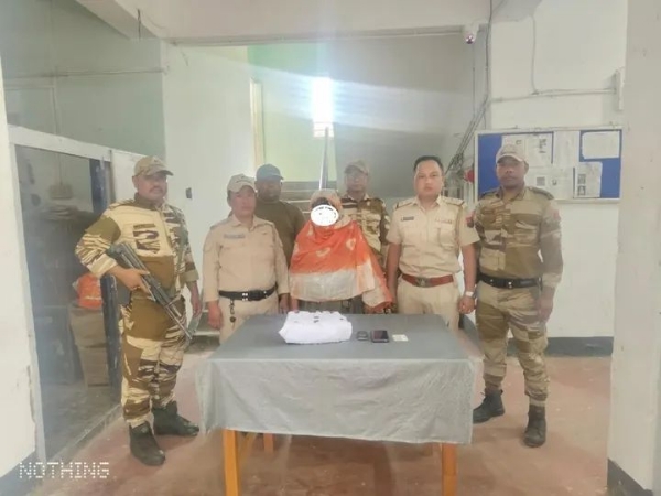 मणिपुर में हेरोइन के साथ गिरफ्तार महिला की तस्वीर।