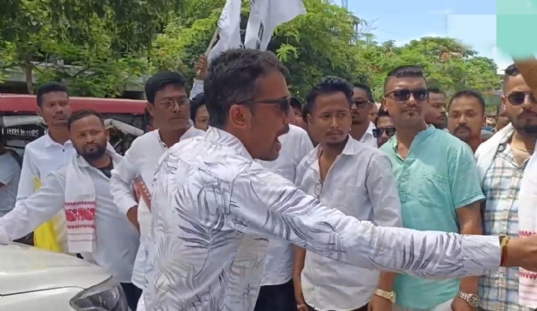 बांग्लादेशियों के विरुद्ध वीर लाचित सेना के विरोध मार्च की तस्वीर। बांग्लादेशियों के विरुद्ध वीर लाचित सेना के विरोध मार्च की तस्वीर।