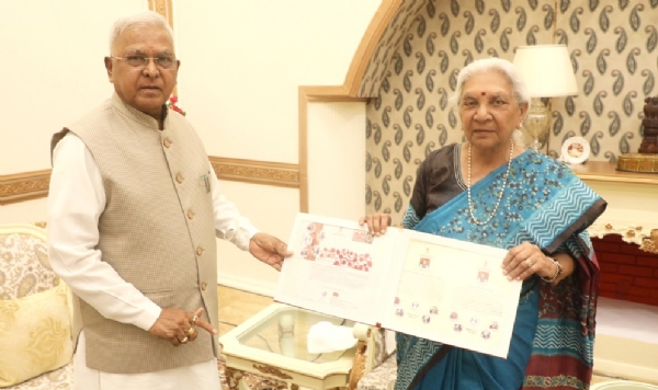 Uttar Pradesh Governor Smt. Anandiben Patel calls on Governor Shri Mangubhai Patel