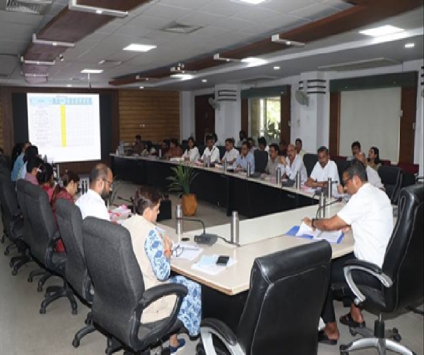 Indore Collector Ashish Singh taking a meeting