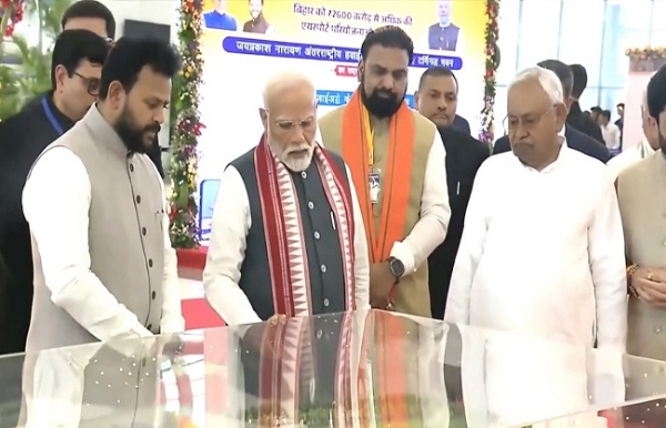 The Prime Minister at the inauguration of the new terminal at the airport with CM Nitish.