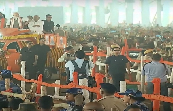 Prime Minister Narendra Modi arrived at the meeting site in Bikramganj in an open jeep with Chief Minister Nitish.
