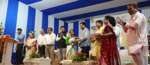 धुबड़ी में अंगनबाड़ी कर्मियों को मोबाइल वितरित करते हुए मंत्री रंजीत कुमार दास।