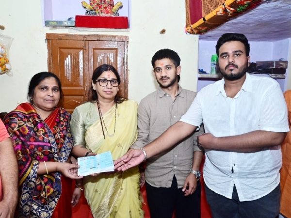 Ex-mayor Abhilasha Nandi gave cheque of 2.40L to family of bullion trader Ex-mayor Abhilasha Nandi gave cheque of 2.40L to family of bullion trader