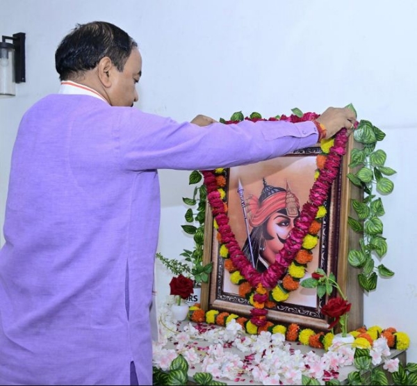 Paid tribute to Maharana Pratap by garlanding his picture