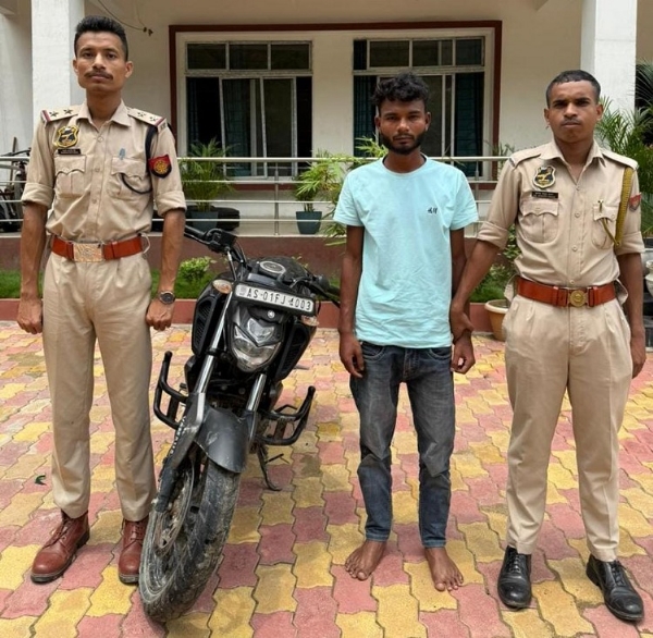 डूबापाड़ा में गिरफ्तार मोटरसाइकिल चोरी के आरोपितों की तस्वीर।