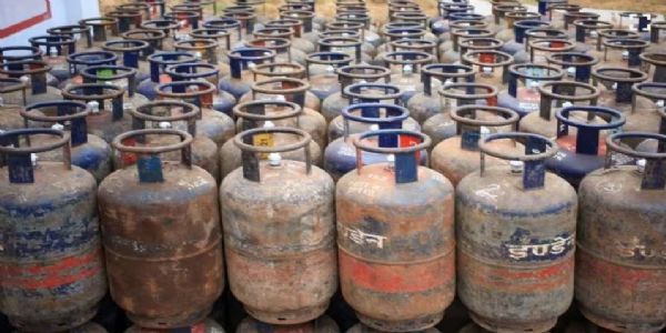 Commercial gas cylinder prices drop; LPG stable