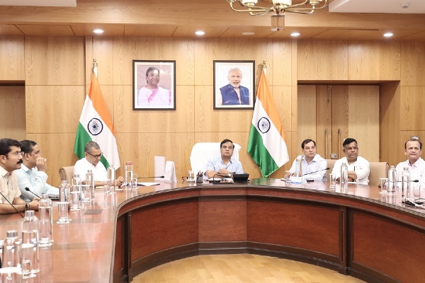बराक घाटी के समग्र विकास को लेकर मुख्यमंत्री डॉ हिमंत बिस्व सरमा द्वारा की जा रही बैठक।