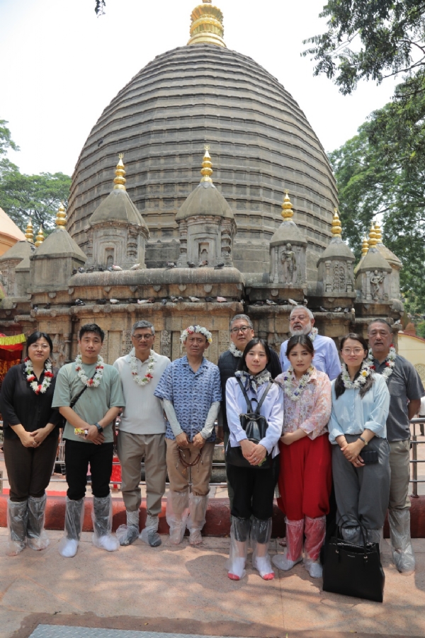 गुवाहाटी: कामाख्या धाम में बुधवार को पूजा-अर्चना करने पहुंचे भूटानी प्रतिनिधिमंडल की तस्वीर।