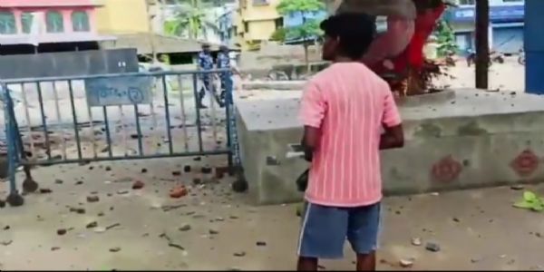 Communal clash in Maheshtala, stone pelting on police, many injured