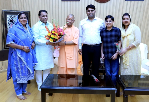 Narendra Kashyap, along with his family, paid a courtesy visit to Chief Minister Yogi