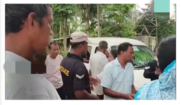 शिवसागर में ओएनजीसी से गैस रिसाव तीसरे दिन भी अनियंत्रित रहने के कारण लोगों को राहत शिविरों में भेजे जाने की तस्वीर।
