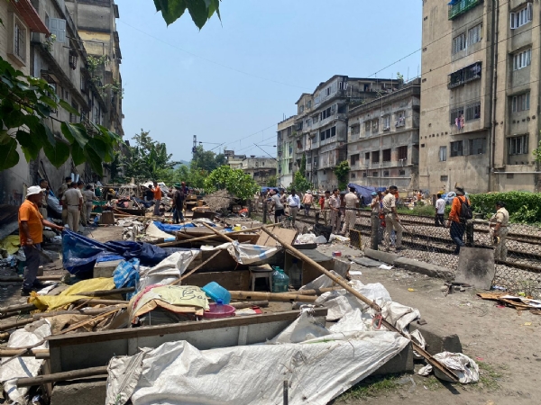पूसीरे द्वारा कामाख्या और गुवाहाटी रेलवे स्टेशनों के बीच चलाए गए अतिक्रमण हटाओ अभियान की तस्वीर।