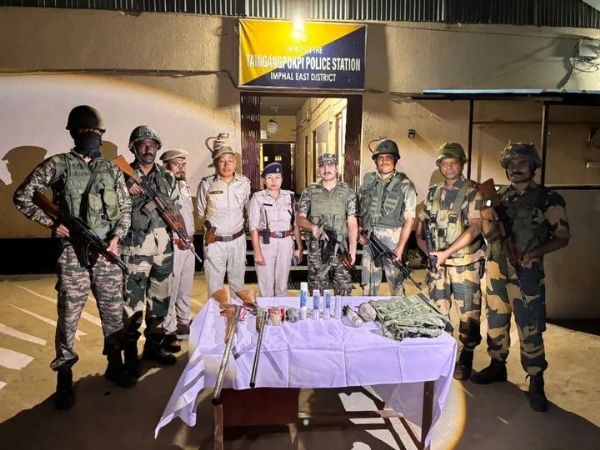 मणिपुर में बरामद हथियार और विस्फोटकों की तस्वीर।