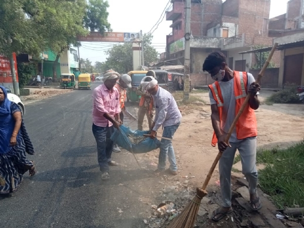 Cleaning work started on the roadside since morning Cleaning work started on the roadside since morning