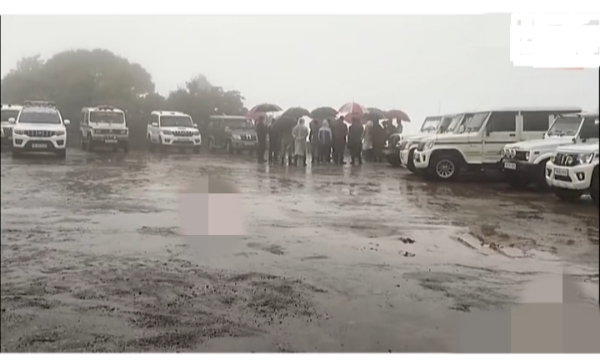 सोहरा: राजा रघुवंशी हत्याकांड की जांच कर रही मेघालय पुलिस की एसआईटी द्वारा क्राइम सीन रिक्रिएशन की तस्वीर। सोहरा: राजा रघुवंशी हत्याकांड की जांच कर रही मेघालय पुलिस की एसआईटी द्वारा क्राइम सीन रिक्रिएशन की तस्वीर।