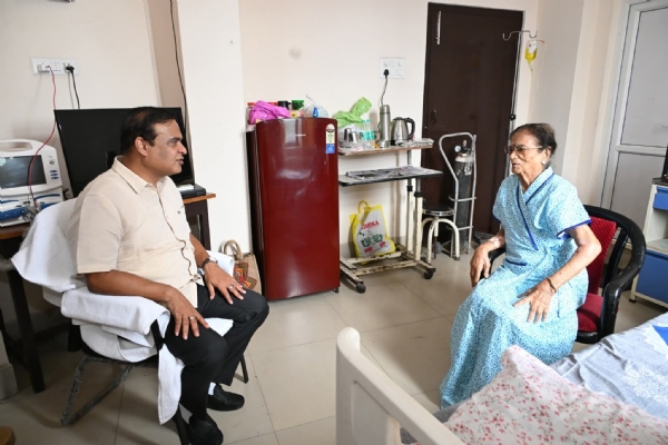 पूर्व सांसद बिजया चक्रवर्ती से मिलने जीएमसीएच पहुंचे मुख्यमंत्री डॉ हिमंत बिस्व सरमा की तस्वीर।