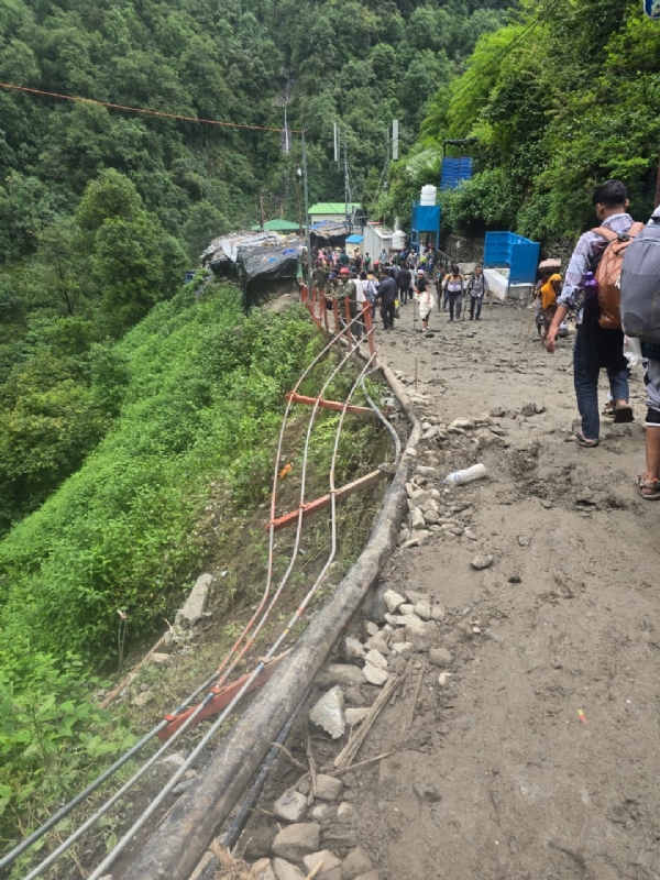 Landslide on Kedarnath Trek Route Kills Two, Injures Three Landslide on Kedarnath Trek Route Kills Two, Injures Three