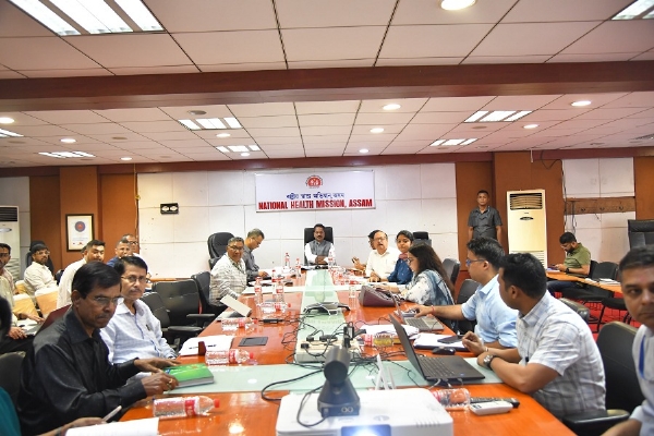 स्वास्थ्य एवं परिवार कल्याण मंत्री अशोक सिंघल सोमवार को गुवाहाटी स्थित राष्ट्रीय स्वास्थ्य मिशन कार्यालय में विभाग की कार्यप्रणाली की समीक्षा करते हुए।