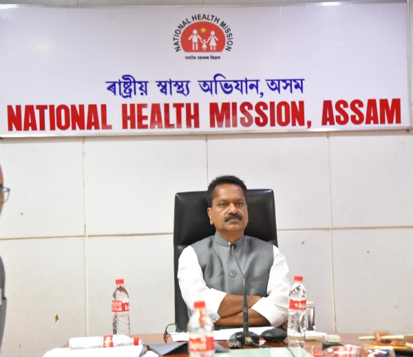स्वास्थ्य एवं परिवार कल्याण मंत्री अशोक सिंघल सोमवार को गुवाहाटी स्थित राष्ट्रीय स्वास्थ्य मिशन कार्यालय में विभाग की कार्यप्रणाली की समीक्षा करते हुए।