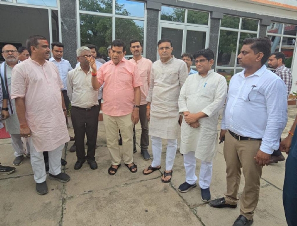 Energy and Urban Development Minister, Arvind Kumar Sharma on Saturday bowed down in the darbaar of Maa Vindhyavasini Energy and Urban Development Minister, Arvind Kumar Sharma on Saturday bowed down in the darbaar of Maa Vindhyavasini