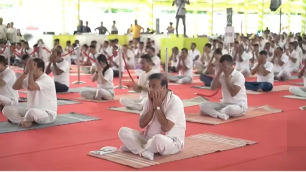 Image of the Assam CM Dr Himanta Biswa Sarma attending the 11th International Yoga Day in Baksa.