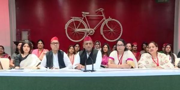 Women are distancing themselves from BJP, alleges Akhilesh, promises Rs. 3k to poor females
