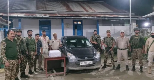 मणिपुर में जब्त ड्रग्स के साथ गिरफ्तार तस्कर की तस्वीर।