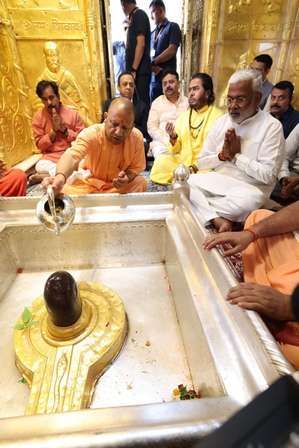 UP CM offering prayers at Shri Kashi Vishwanath Temple