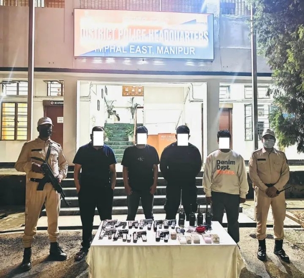 मणिपुर में हथियारों के साथ गिरफ्तार लोगों की तस्वीर।