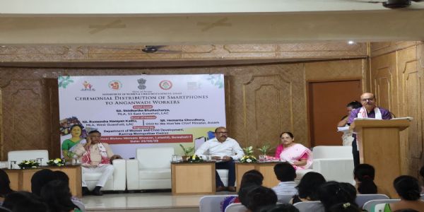 Smartphones distributed among Kamrup Metro AWW