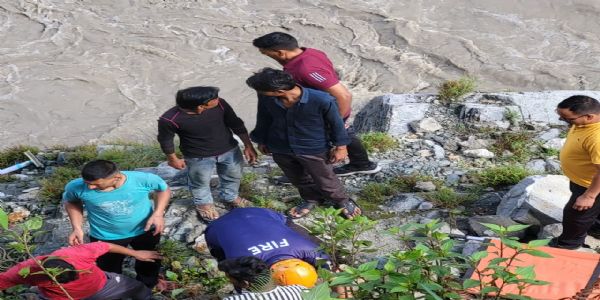 Uttarakhand: Tempo traveler falls into Alaknanda, two dead, eight injured
