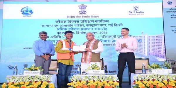 Manohar Lal distributes skill certificates to trained workers under CPWD Labour Skill Training Programme