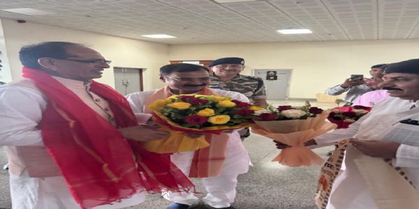 Union Minister Shivraj Chauhan reaches Varanasi, welcomed at airport