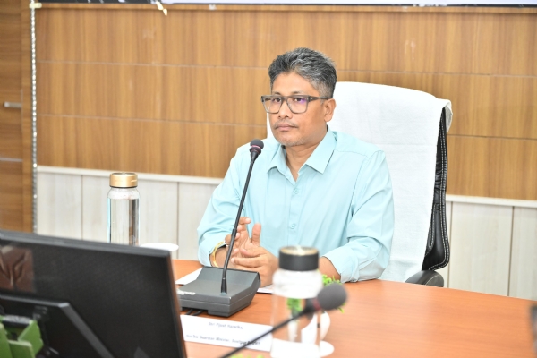 मंत्री पीयूष हजारिका शोणितपुर जिला आयुक्त कार्यालय सभा  कक्ष में योजनाओं की समीक्षा बैठक करते हुए।