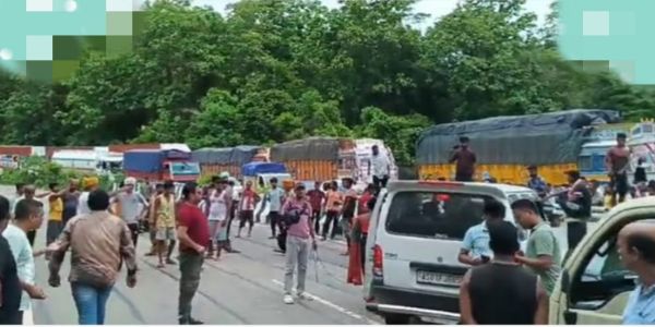Truck drivers block NH-27 demanding solution to prolonged road closure