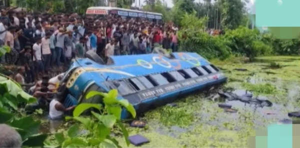 बरपेटा के कलगछिया में पानी से भरे तालाब में गिरी यात्री बस की तस्वीर।