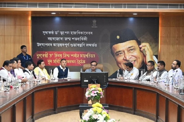 मुख्यमंत्री डॉ हिमंत बिस्व सरमा बुधवार को लोक सेवा भवन में आयोजित केंद्रीय आयोजन समिति की पहली बैठक में भाग लेते हुए।