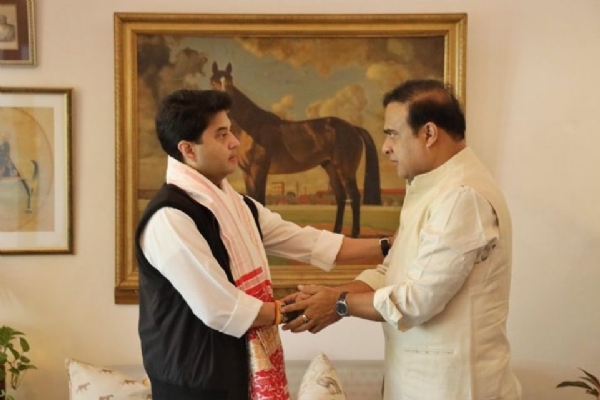 फाइल फोटो: असम के मुख्यमंत्री डॉ हिमंत बिस्व सरमा से बातचीत करते हुए केंद्रीय डोनर मंत्री ज्योतिरादित्य सिंधिया।